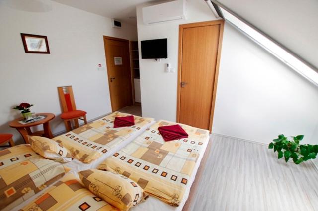 Fehér Hajó Panzió és Vendéglő Győr Exterior foto