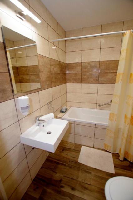 Fehér Hajó Panzió és Vendéglő Győr Exterior foto